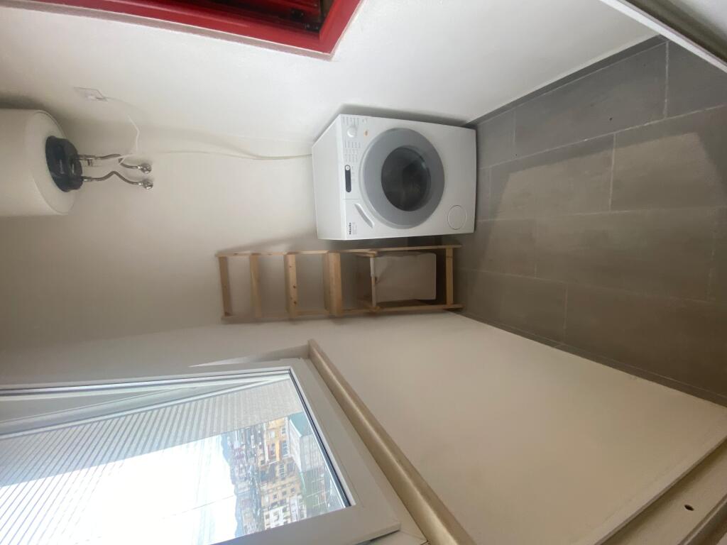 2+1,i mobiluar ,stacioni i fundit i tiranes se re,800 euro