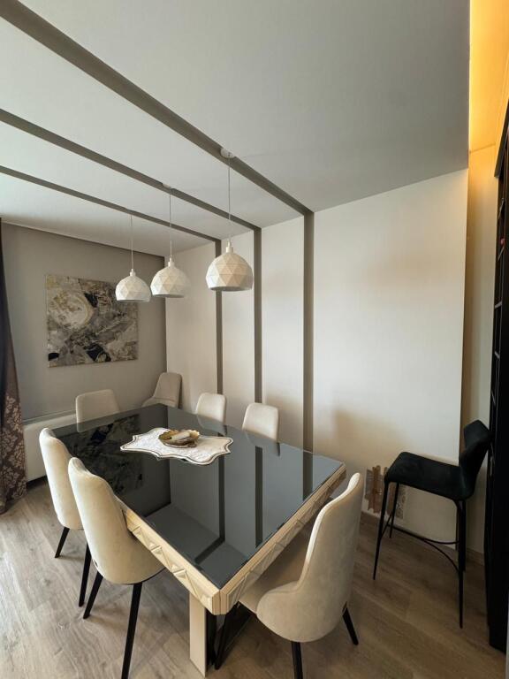 Shitet Apartament 3+1+2 me pamje ballore deti ne Lungomare Vlore