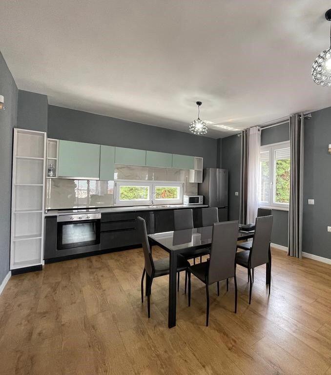 APARTAMENT PËR QIRA 2+1+2+POST PARKIMI TE KOPSHTI BOTANIK!