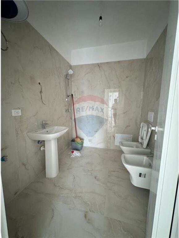 Ambient per zyra me qira Bulevardi i ri Lura !