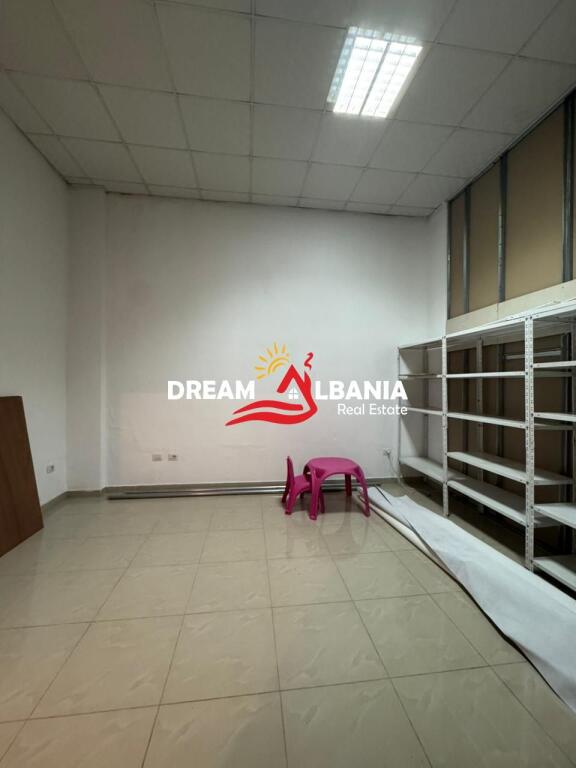 Ambjent zyre me qera ne rrugen Vace Zela pas qendres Globe (ID 4271636).