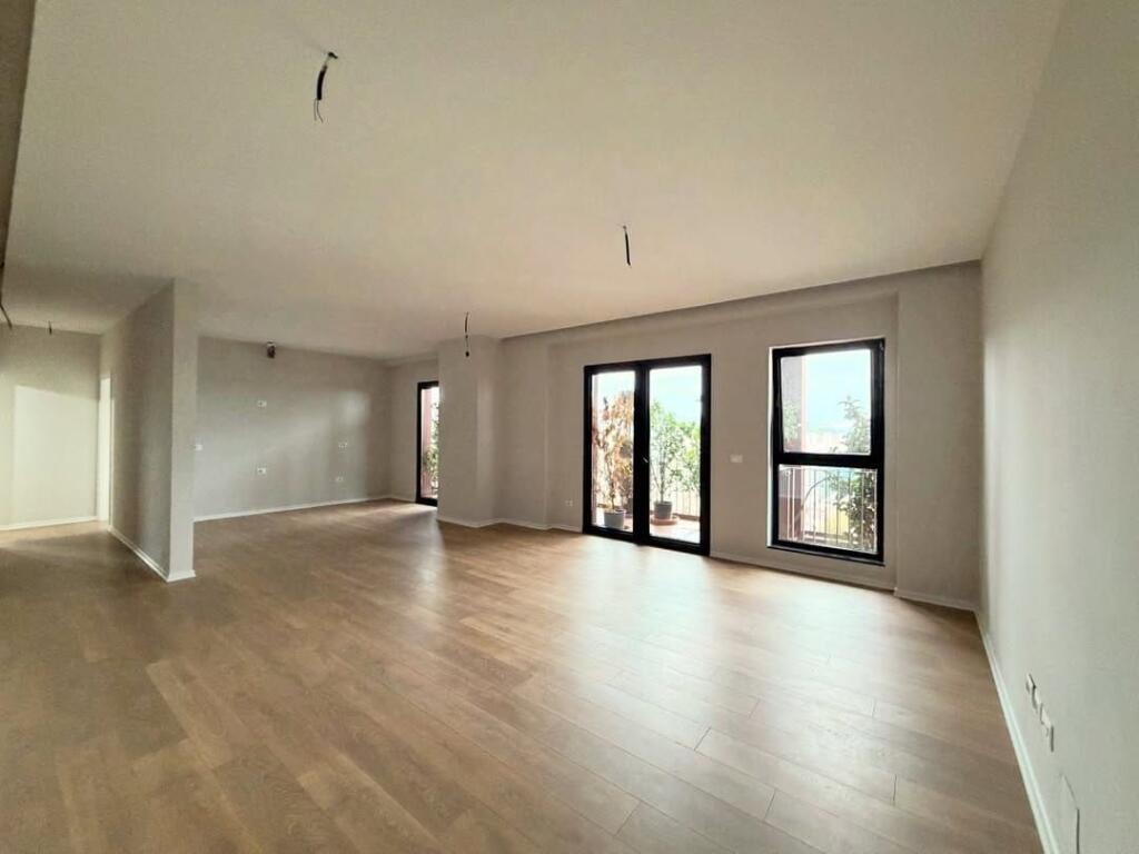 𝐑𝐀𝐒𝐇 𝐆𝐀𝐑𝐃𝐄𝐍 𝐁𝐔𝐈𝐋𝐃𝐈𝐍𝐆💥  • 🏠Ambient Zyrash per qira.  📍Garden Building /21-Dhjetori.  📐160 m2.  💶200.000ALL/muaj. ——————————————— AMBIENT ZYRASH OFROHET PER QIRA TEK GARDEN BUILDING RESIDENCE TEK 21-DHJETORI