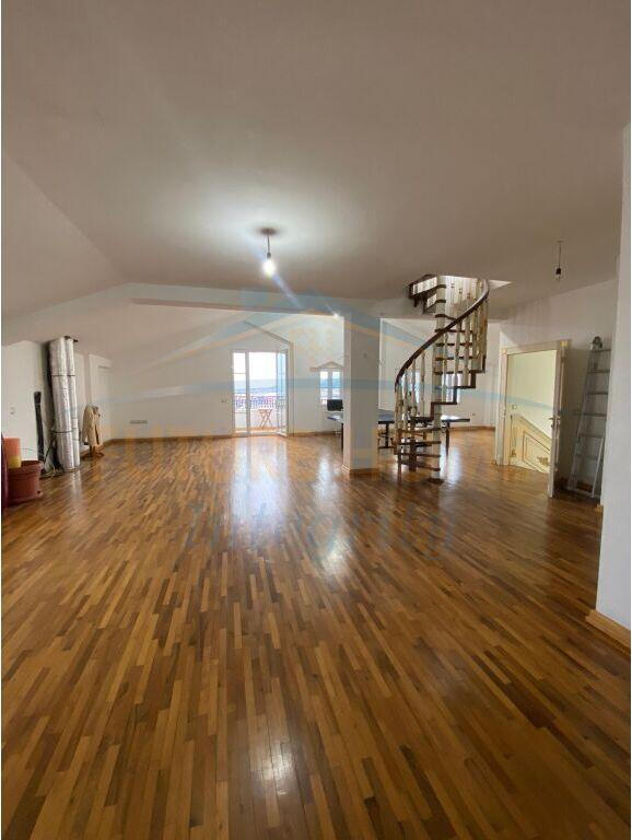 Shitet, Vilë, Kodra e Priftit, Tiranë