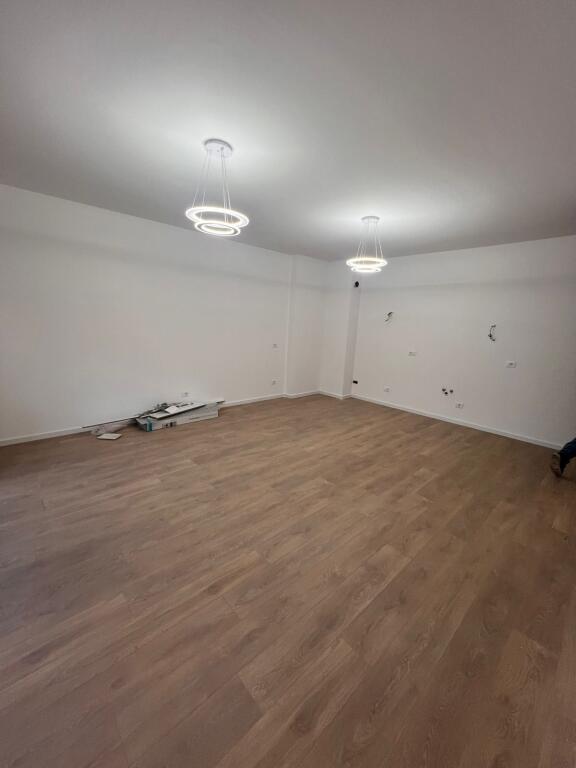 🏢 Ambient për zyra në Myslym Shyr