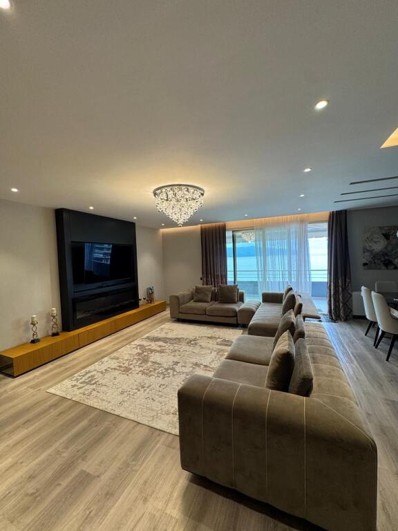 Shitet Apartament 3+1+2 me pamje ballore deti ne Lungomare Vlore