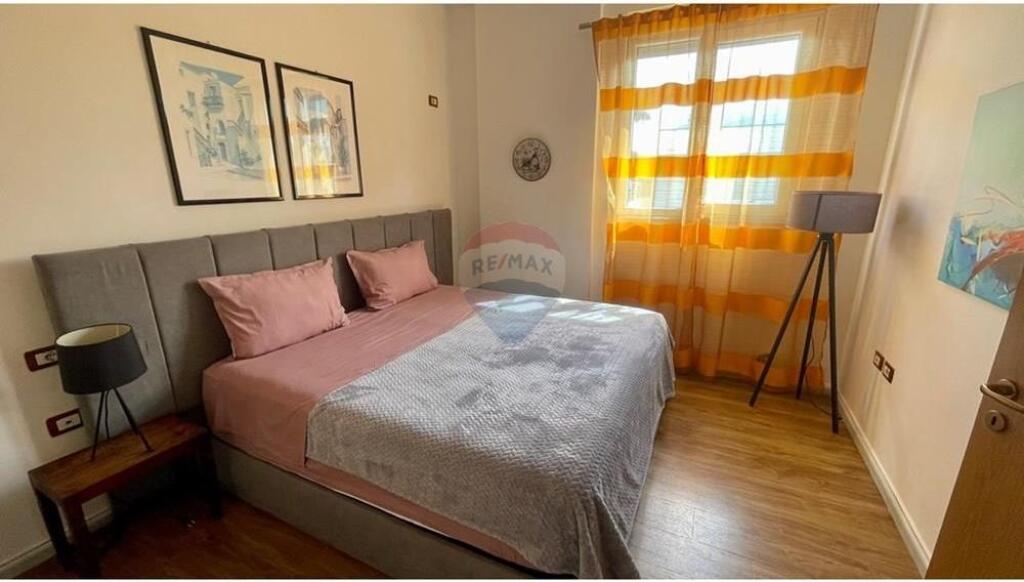 Apartament - Për Qira - Pazari Ri