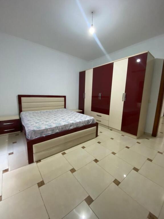 Jepet me Qira Apartament 3+1 me Verandë 30 m² – Durrës