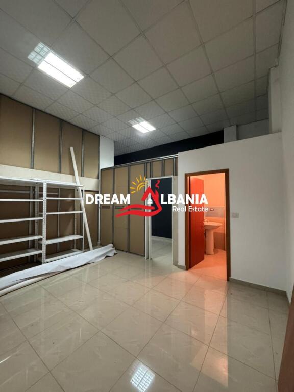 Ambjent zyre me qera ne rrugen Vace Zela pas qendres Globe (ID 4271636).