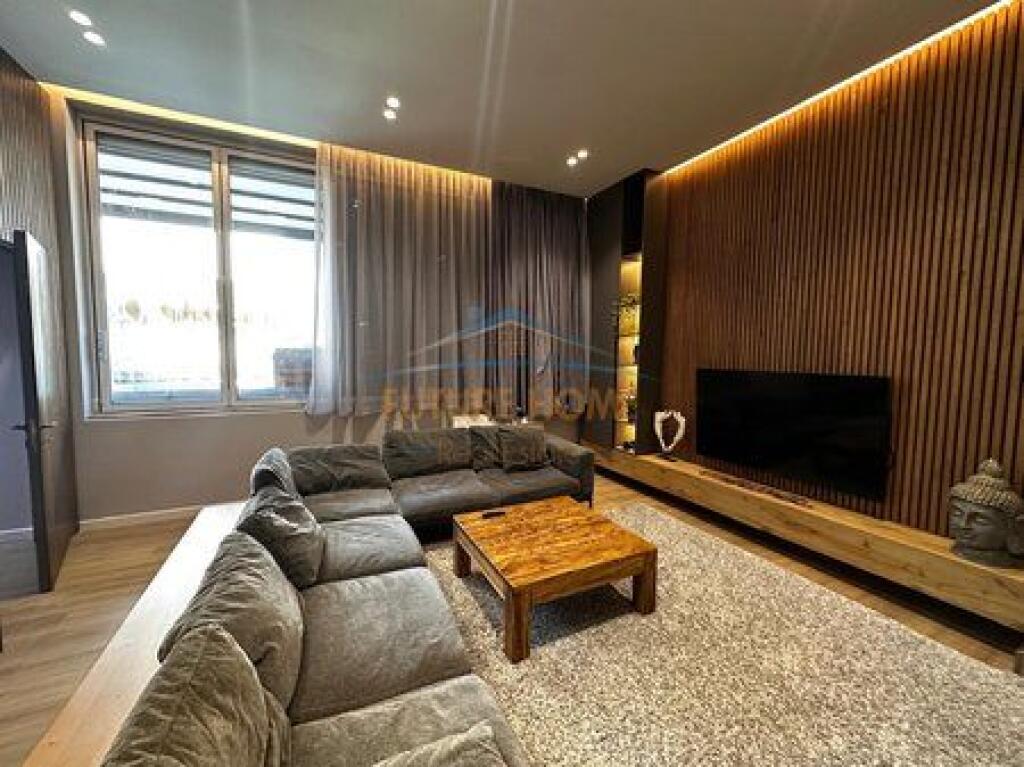 Shitet Apartament Luxury 4+1+2+Verandë+Pishinë+Post Parkimi, Kopshti Botanik,Tiranë