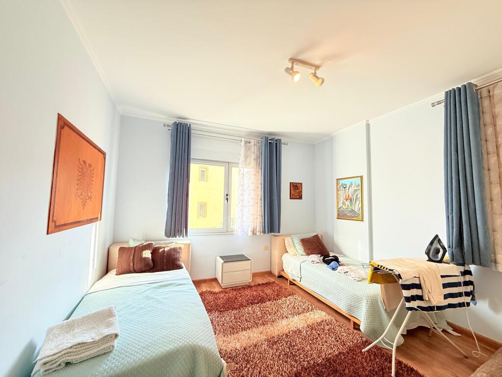 Apartament 3+1+2, Liqeni i Thate!
