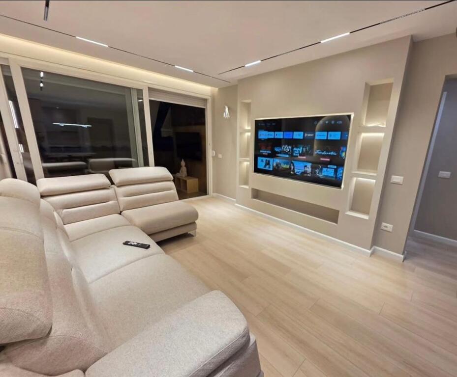 Shitet apartament  2+1 luksoz tek ish ekspozita