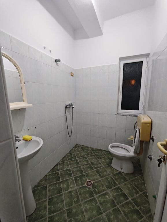 📢 Për qira – Vilë Trekatëshe - një strukturë unike akomoduese