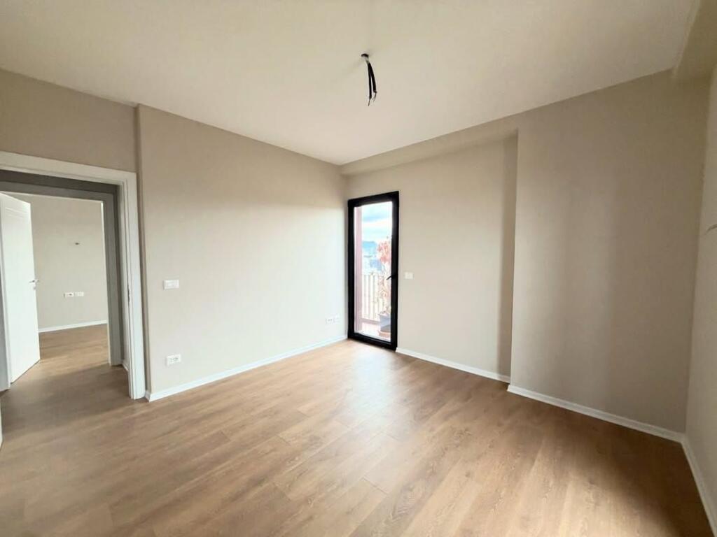 𝐑𝐀𝐒𝐇 𝐆𝐀𝐑𝐃𝐄𝐍 𝐁𝐔𝐈𝐋𝐃𝐈𝐍𝐆💥  • 🏠Ambient Zyrash per qira.  📍Garden Building /21-Dhjetori.  📐160 m2.  💶200.000ALL/muaj. ——————————————— AMBIENT ZYRASH OFROHET PER QIRA TEK GARDEN BUILDING RESIDENCE TEK 21-DHJETORI