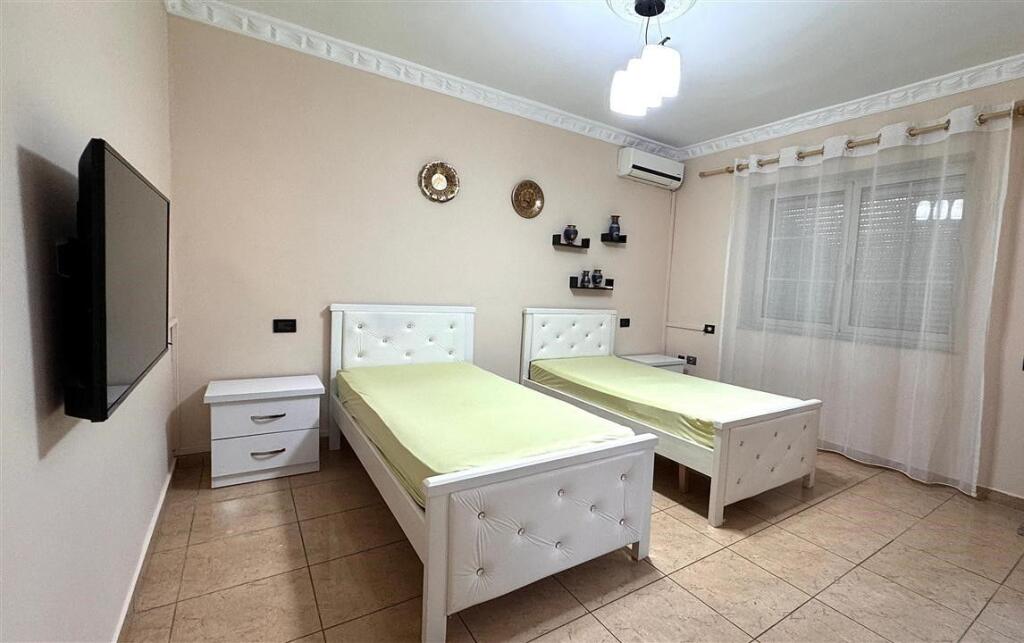 🏢Rruga Fortuzi,prane Hotel Comfort jepet me qera apartament 2+1,i mobiluar. 65,000 leke     