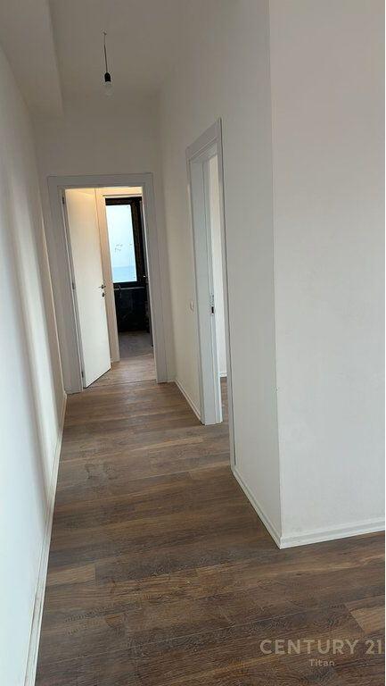 JEPET ME QERA AMBJENT 2+1+2+ 3 BALLKONE + 1 GARAZH PER ZYRA OSE PER BANIM, AFER QENDRES NE TIRANE!! 1,200 € /Muaj Sip. Totale  107m2