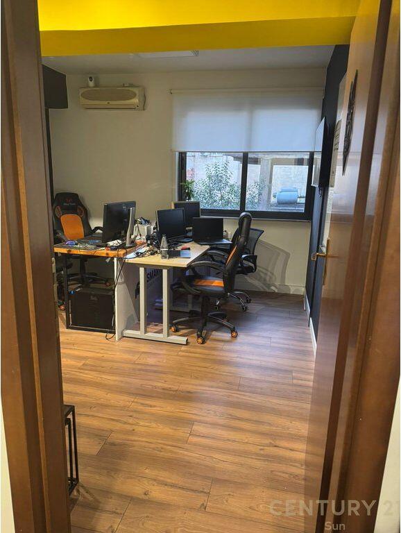 APARTAMENT ME QIRA TEK 'LIBRI UNIVERSITAR"