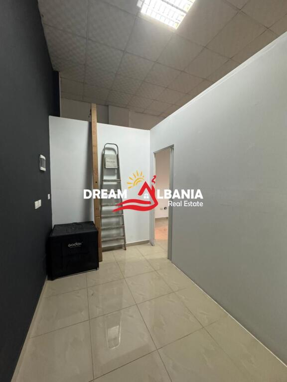 Ambjent zyre me qera ne rrugen Vace Zela pas qendres Globe (ID 4271636).