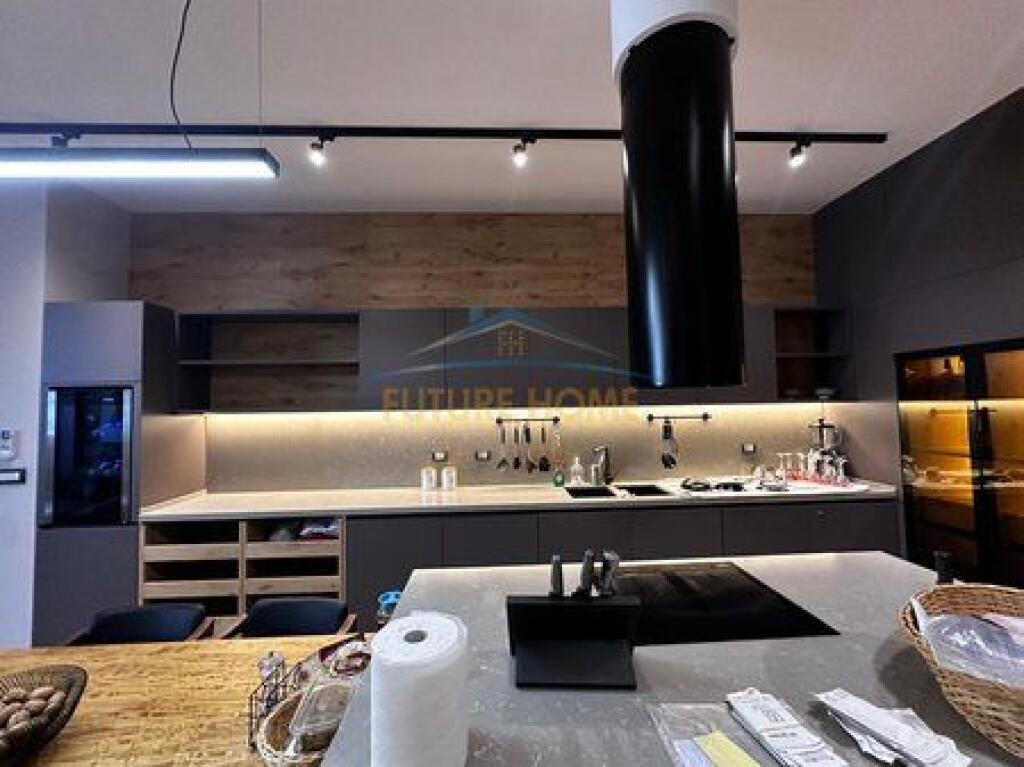 Shitet Apartament Luxury 4+1+2+Verandë+Pishinë+Post Parkimi, Kopshti Botanik,Tiranë