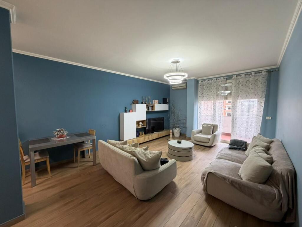 Apartament 2+1 per shitje tek Kristal Center.