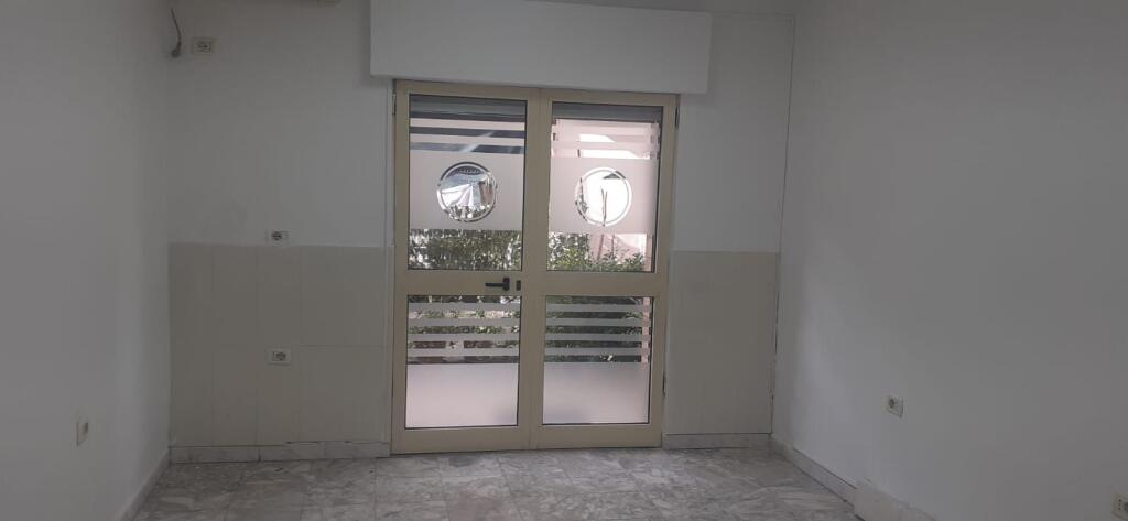 Locale commerciale in affitto in Rruga Myslym Shyri 590€ (Trattabile)!
