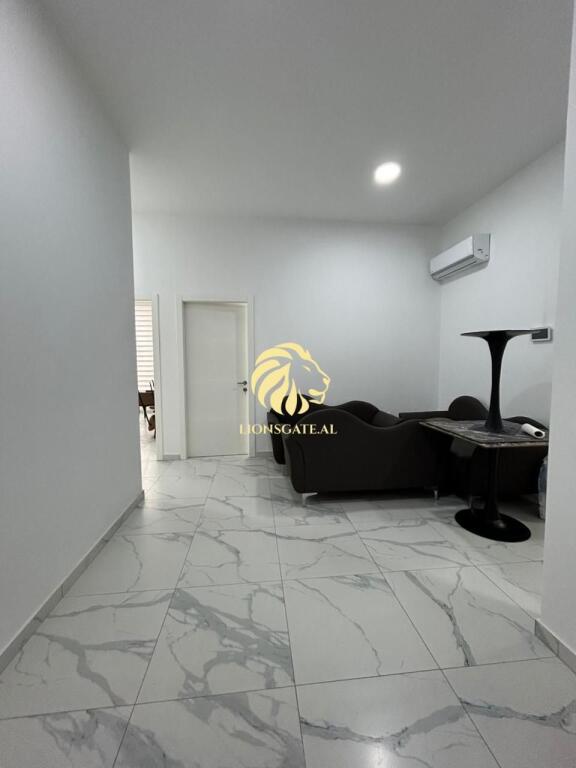 🏢 AMBIENTE COMMERCIALE IN VENDITA – VICINO A QSUT (Complesso ASL)