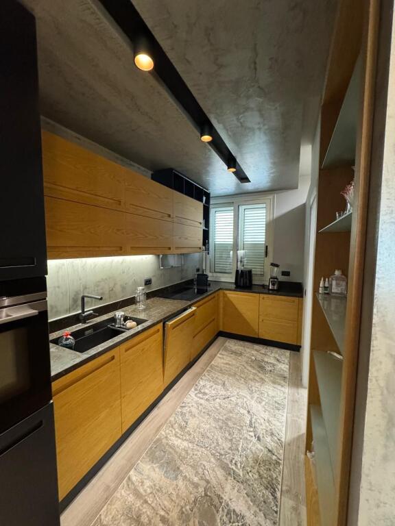 Shitet Apartament 3+1+2 me pamje ballore deti ne Lungomare Vlore