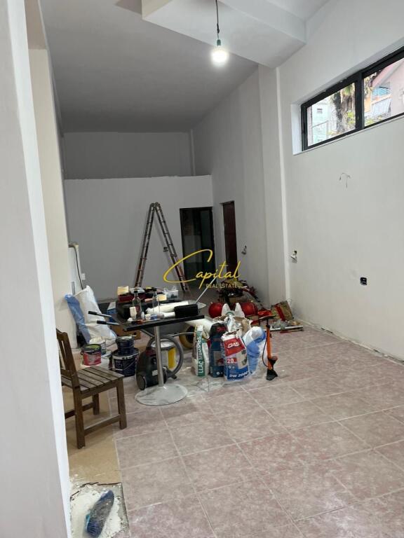 AMBIENT BIZNESI ME QERA 200 M2 KOMUNA E PARISIT 1.500 EURO