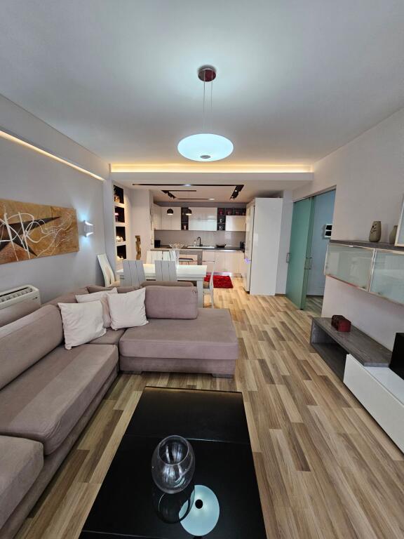 Tek Kafe Flora Jepet Me Qira Apartament 2+1 I Mobiluar!