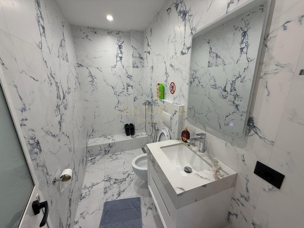 Vile per shitje tek Rruga e Kavajes