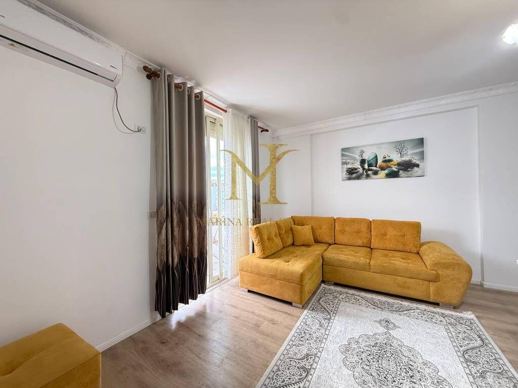 APARTAMENT 1+1 ME QERA NE PLAZH , PRANE SHKOLLES BAJRAM CURRI !!
