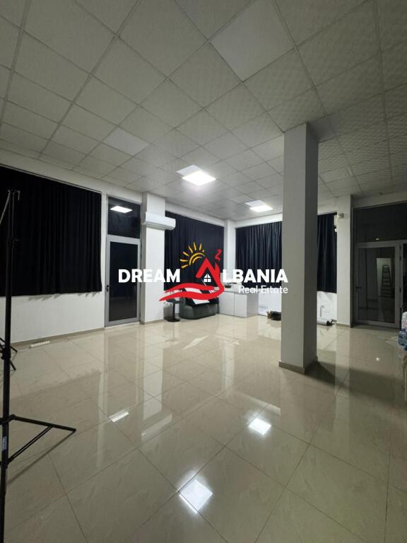 Ambjent zyre me qera ne rrugen Vace Zela pas qendres Globe (ID 4271636).