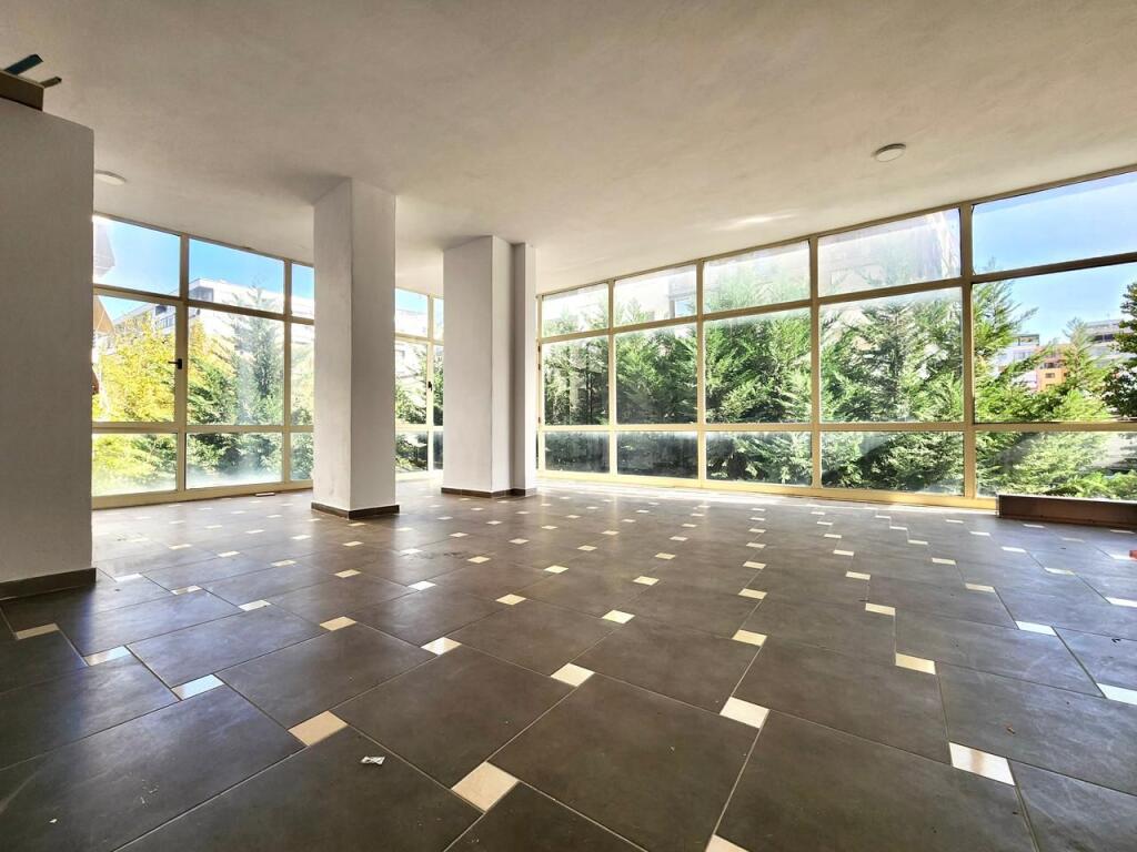 Me qera: Zyre 72m2 || 📍(Astir - 2 Palmat ,ne rrugë kryesore) || Fasad xhami || 350 euro / Neto