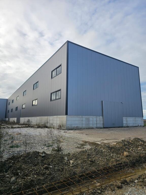 SHOWROOM + INDUSTRIAL WAREHOUSE FOR RENT