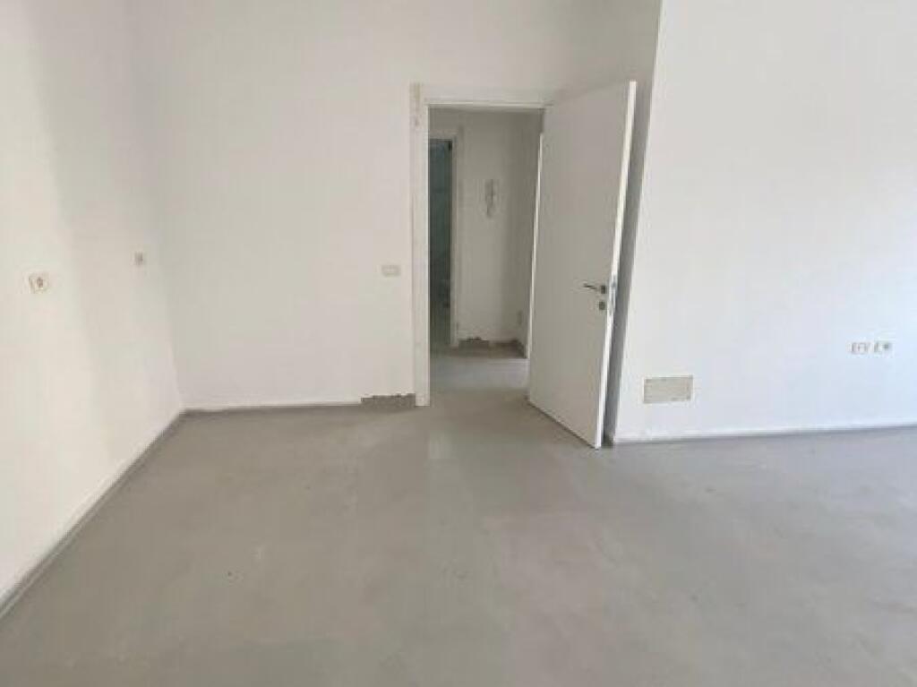 Shitet, Apartament 1+1, Pazari i Ri, Tiranë.