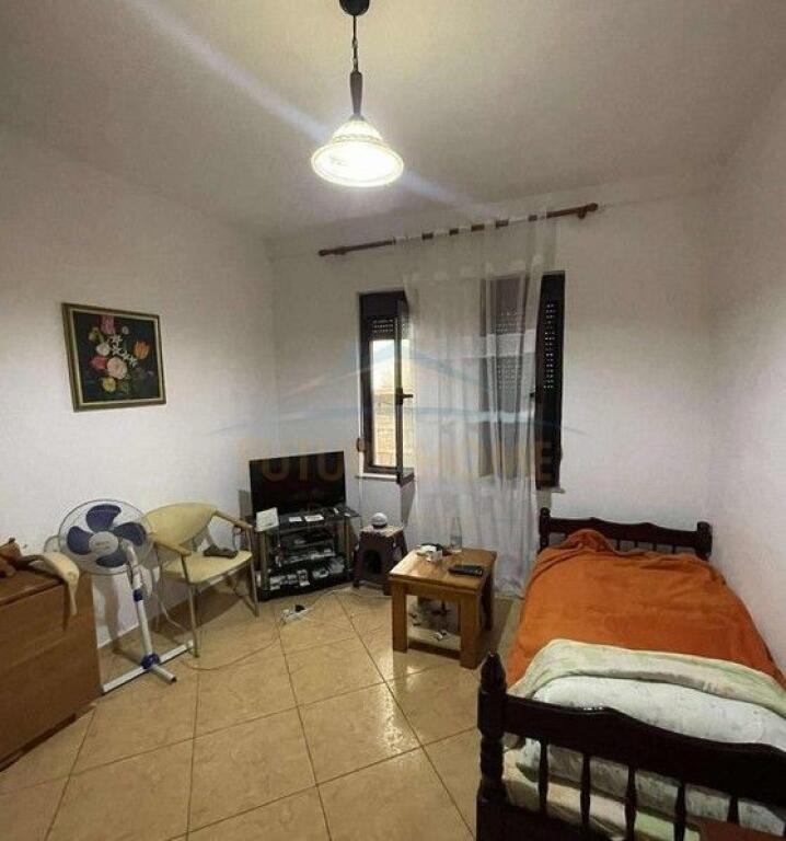 Shitet, Apartament 2+1, Komuna e Parisit,Tirana