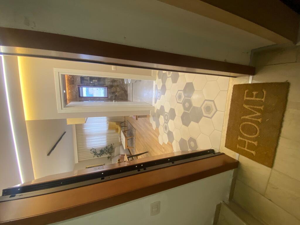 2+1,i mobiluar ,stacioni i fundit i tiranes se re,800 euro