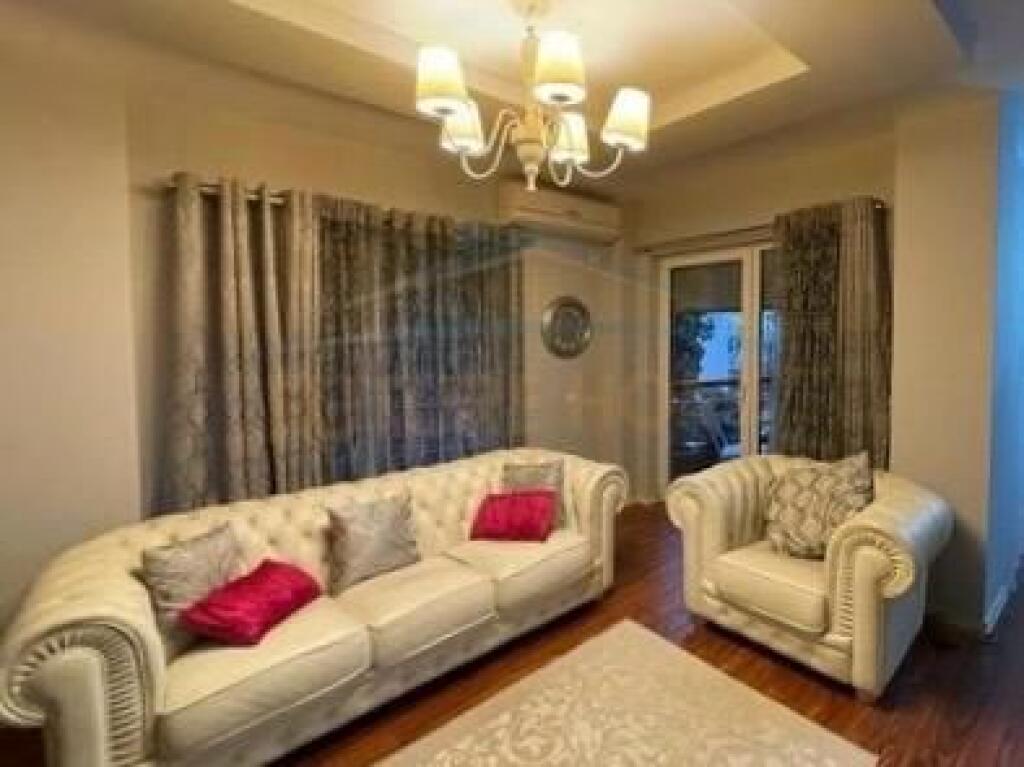 Jepet me qira apartament 2+1+2 në Kompleksin Kolombo, Liqeni i Thatë – Tiranë.
