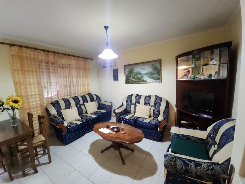 Apartament 1+1 për shitje prane Shkolles "1 Maji", Ali Demi, Tiranë