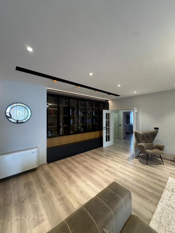 Shitet Apartament 3+1+2 me pamje ballore deti ne Lungomare Vlore