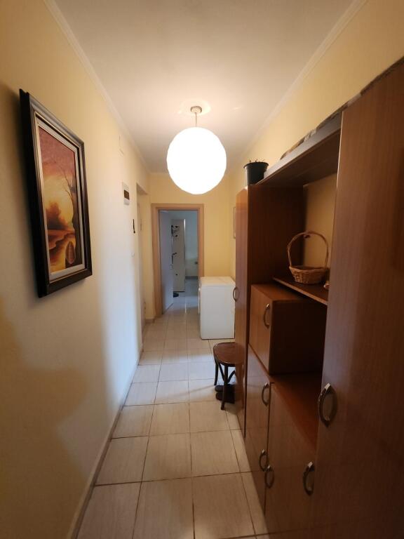 Apartament 1+1 për shitje prane Shkolles "1 Maji", Ali Demi, Tiranë