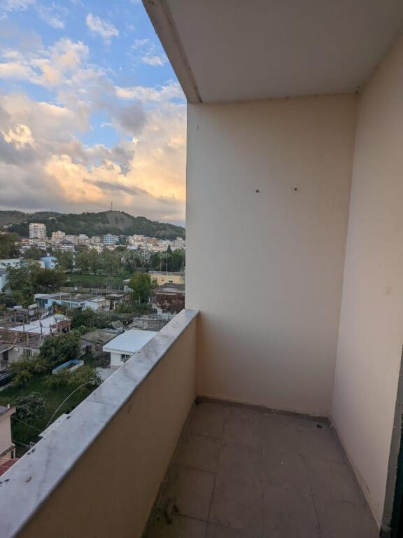 OKAZION Shitet apartament 2+1 Ne fillim te rruges transballkanike 