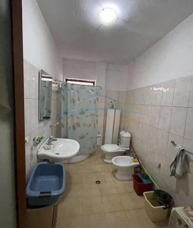 Shitet, Apartament 2+1, Komuna e Parisit,Tirana