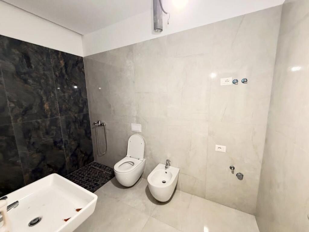 𝐑𝐀𝐒𝐇 𝐆𝐀𝐑𝐃𝐄𝐍 𝐁𝐔𝐈𝐋𝐃𝐈𝐍𝐆💥  • 🏠Ambient Zyrash per qira.  📍Garden Building /21-Dhjetori.  📐160 m2.  💶200.000ALL/muaj. ——————————————— AMBIENT ZYRASH OFROHET PER QIRA TEK GARDEN BUILDING RESIDENCE TEK 21-DHJETORI