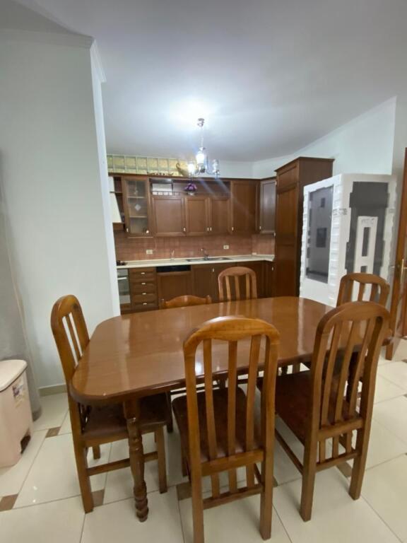 Jepet me Qira Apartament 3+1 me Verandë 30 m² – Durrës