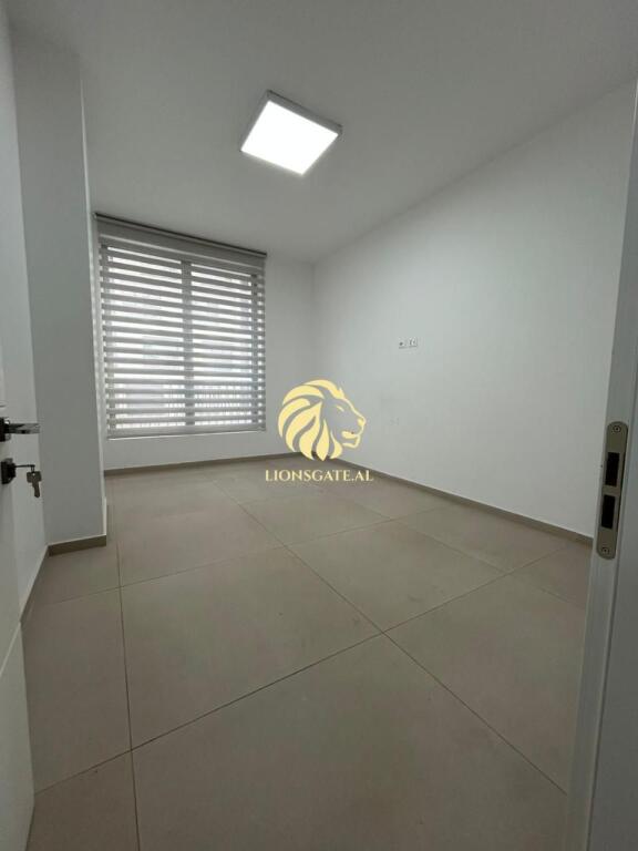 🏢 AMBIENT BIZNESI NË SHITJE – PRANË QSUT (Kompleksi ASL)