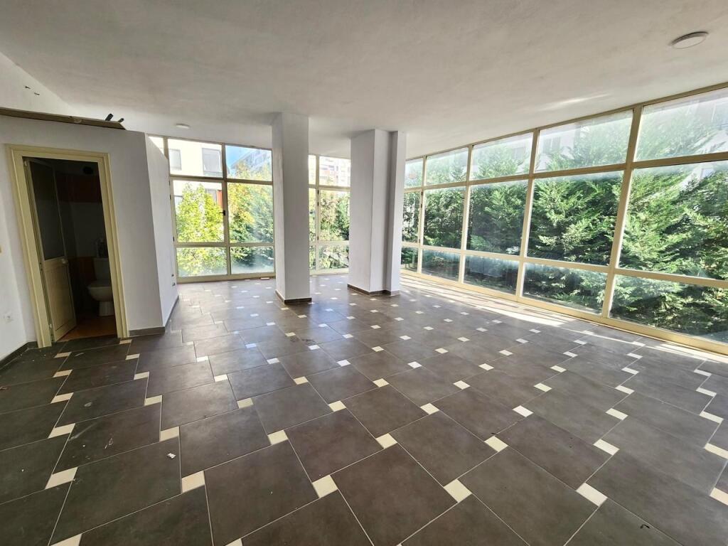 Me qera: Zyre 72m2 || 📍(Astir - 2 Palmat ,ne rrugë kryesore) || Fasad xhami || 350 euro / Neto