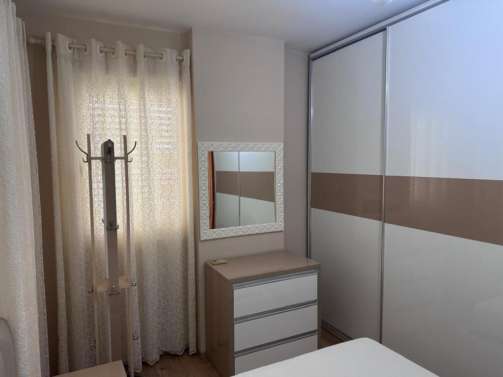 Yzberisht,Kompleksi Dilo jepet me qera apartament1+1+garazhd ,i mobiluar.52,000Leke    