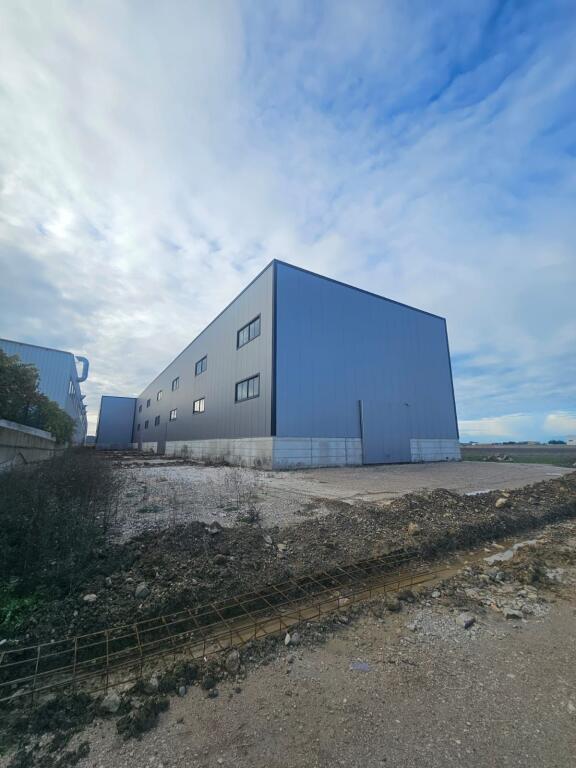 SHOWROOM + INDUSTRIAL WAREHOUSE FOR RENT