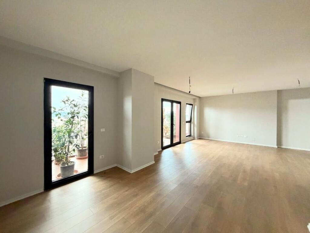 𝐑𝐀𝐒𝐇 𝐆𝐀𝐑𝐃𝐄𝐍 𝐁𝐔𝐈𝐋𝐃𝐈𝐍𝐆💥  • 🏠Ambient Zyrash per qira.  📍Garden Building /21-Dhjetori.  📐160 m2.  💶200.000ALL/muaj. ——————————————— AMBIENT ZYRASH OFROHET PER QIRA TEK GARDEN BUILDING RESIDENCE TEK 21-DHJETORI