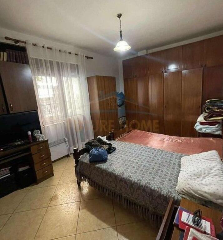 Shitet, Apartament 2+1, Komuna e Parisit,Tirana